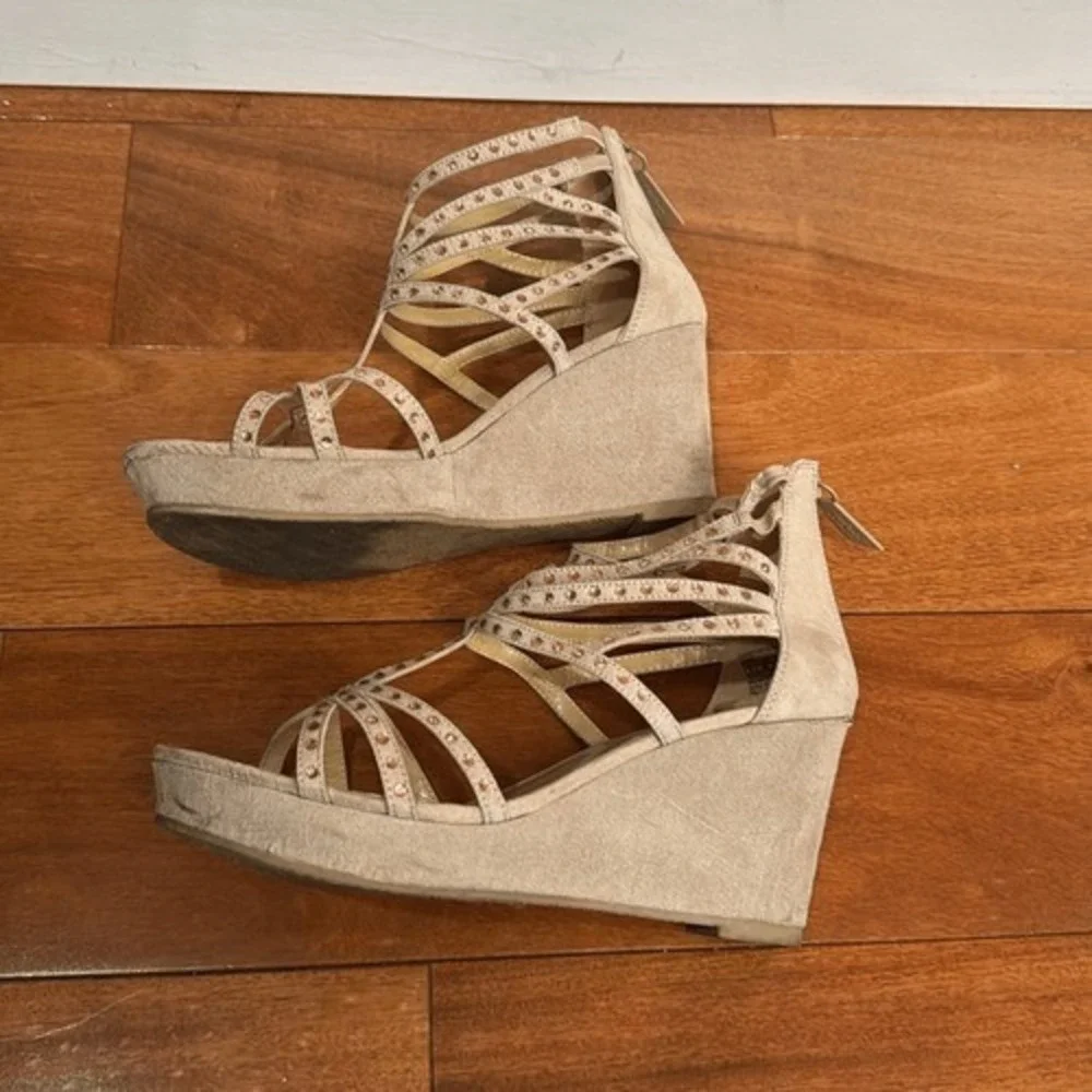 Badgley Mischka Wedge Sandals Womens Tan‎ Suede Rhinestone Strappy Cage 5M